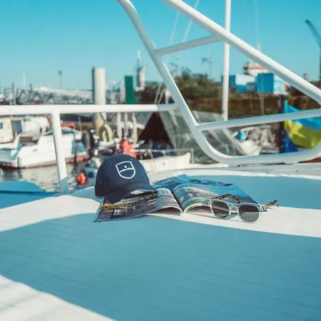 No Limit Charter Bateau Avec Parking Prive Proche Centre-ville Hotel na wodzie *