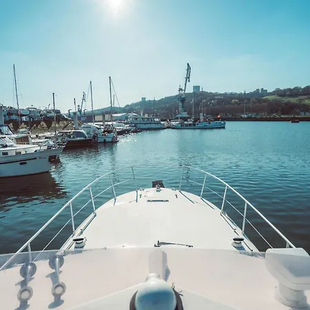 Hotel en barco No Limit Charter Bateau Avec Parking Prive Proche Centre-ville