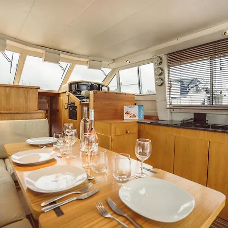 No Limit Charter Bateau Avec Parking Prive Proche Centre-ville Hotel na wodzie