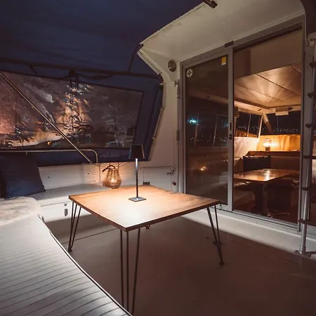 Hotel en barco No Limit Charter Bateau Avec Parking Prive Proche Centre-ville *