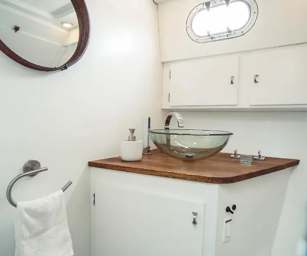 Hotel en barco No Limit Charter Bateau Avec Parking Prive Proche Centre-ville